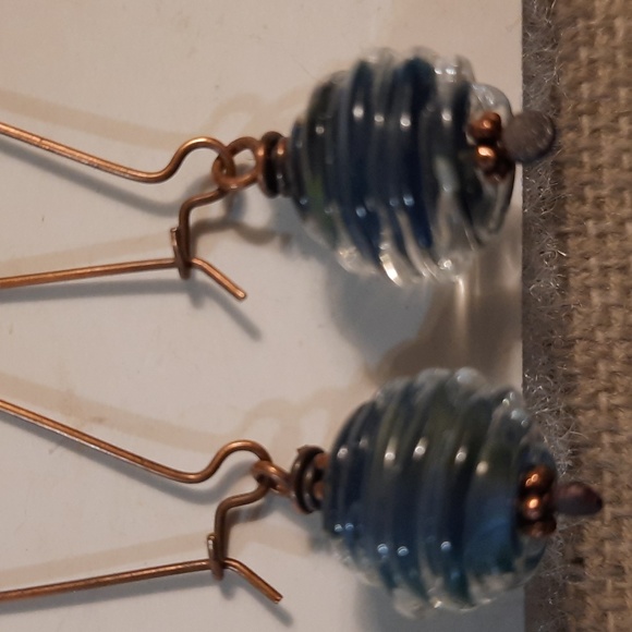 Blue and clear lamp work bead and copper dangles pierced earrings - Picture 3 of 5